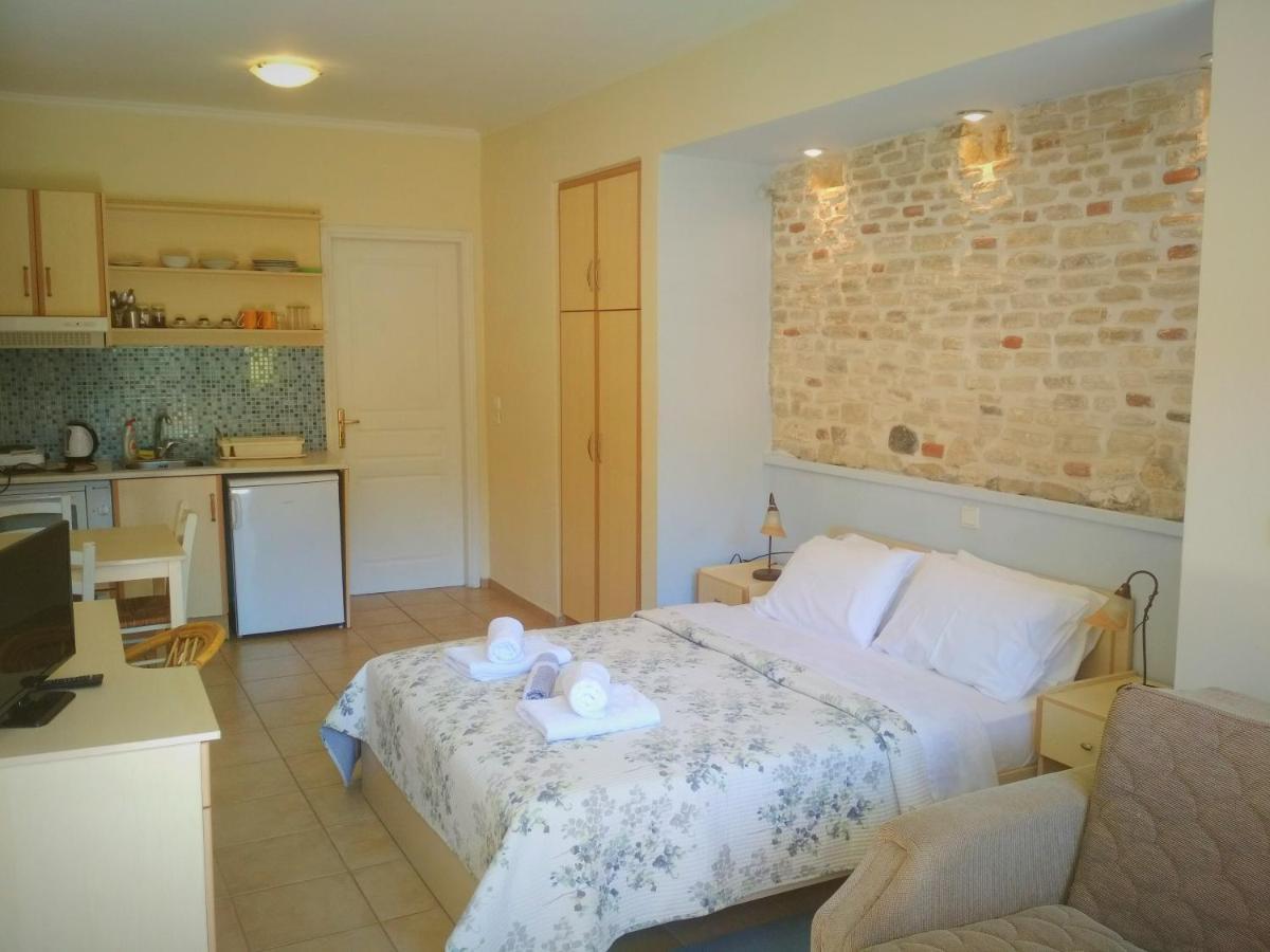 Rent Rooms Alexiou Límni Esterno foto