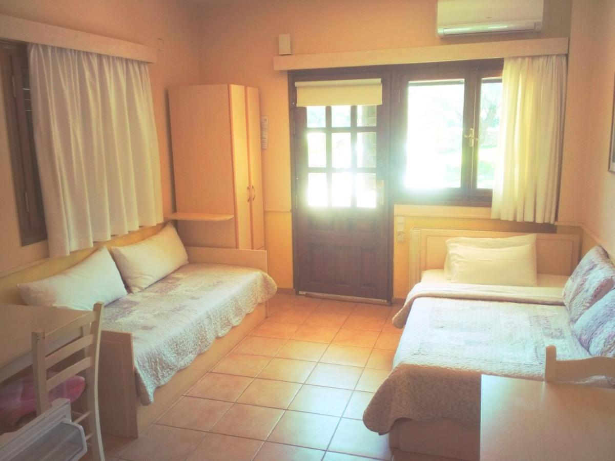 Rent Rooms Alexiou Límni Esterno foto