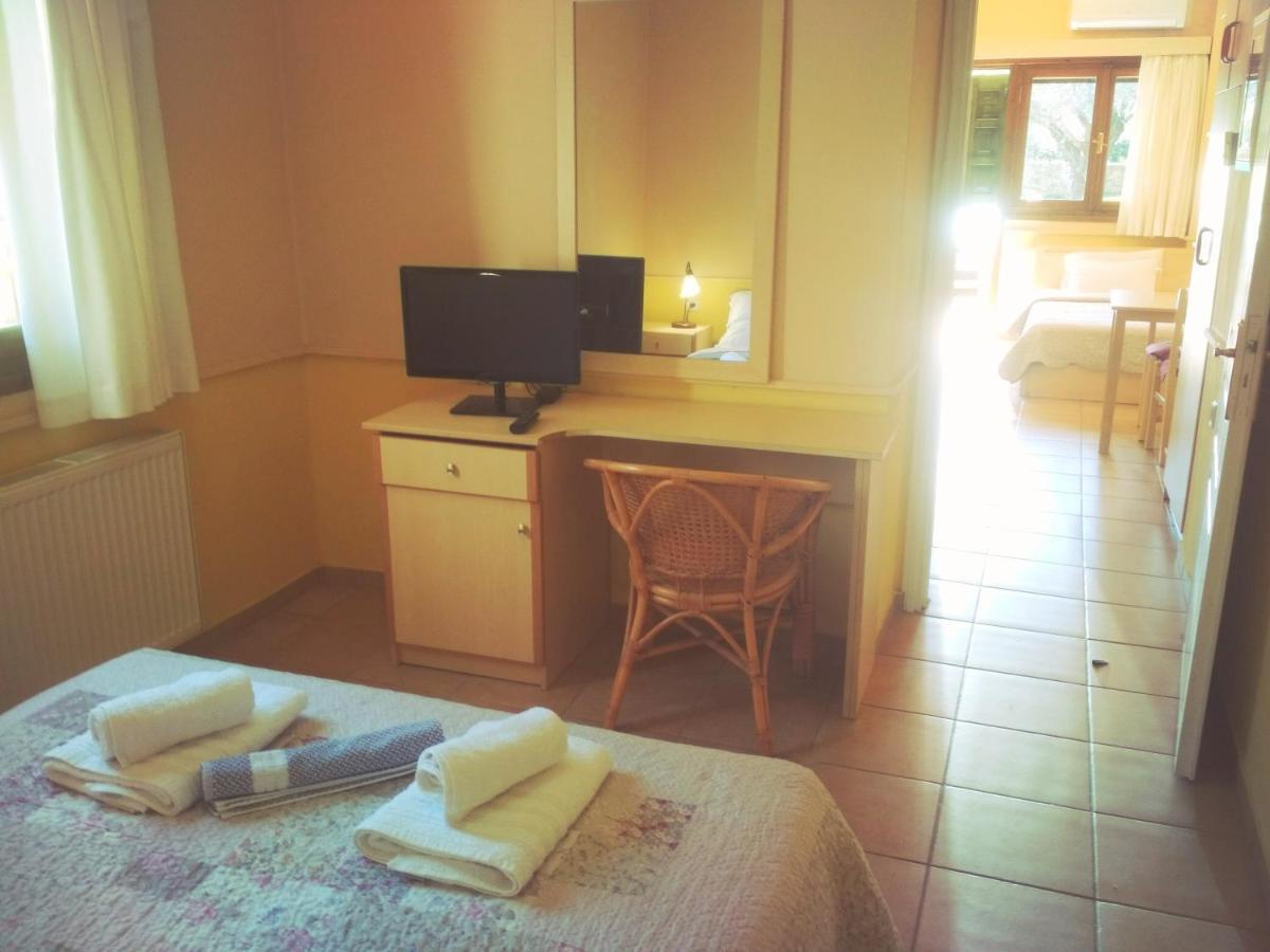 Rent Rooms Alexiou Límni Esterno foto