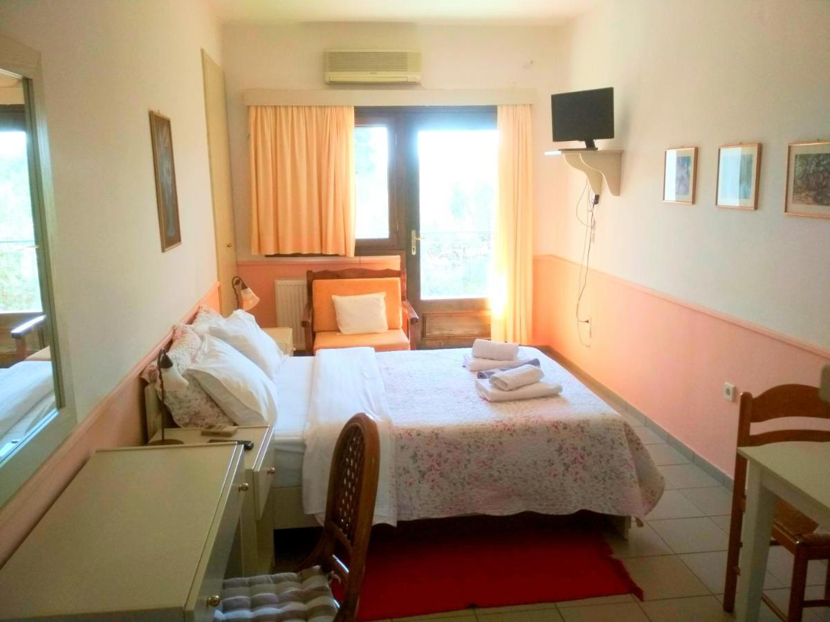 Rent Rooms Alexiou Límni Esterno foto